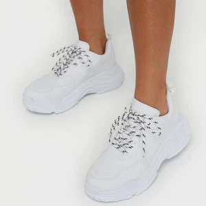 Skor - Ett par jätte coola skor från Nelly💕💕 säljer för att dom inte kommer till andväning💜 nypris 399