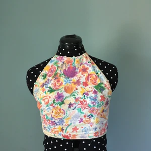 Blommig blus  - En st topp, hemmasudd, hand målade blommor, dubbla tyger, så alla sömmar är gömda. 