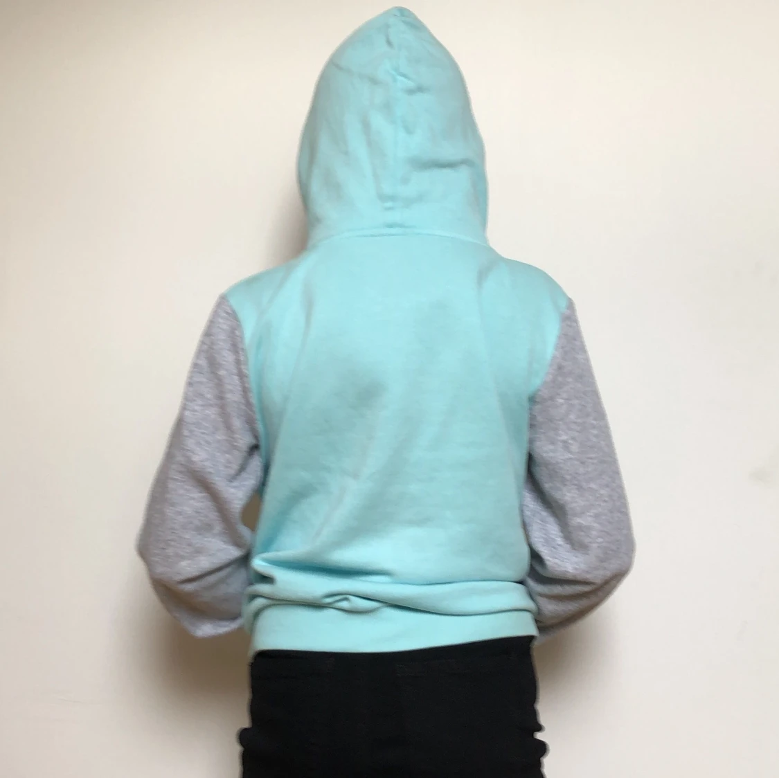 Blå och grå hoodie med en luva - 90