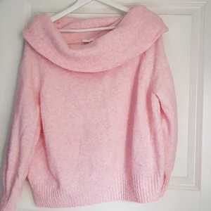 Stickad tröja  - Härlig rosa stickad off shoulder tröja