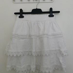Kjol Gina Tricot - Jättefin vit volangkjol från Gina Tricot i storlek S, endast använd två gånger