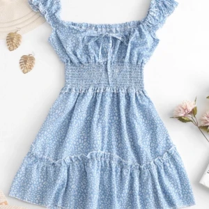 Klänning från Zaful - Jättefin blå klänning som tyvärr inte kommer till användning. Helt ny med lapparna kvar! Färgen stämmer bäst med de två sista bilderna. Möts upp i Göteborg, annars står köpare för frakten.