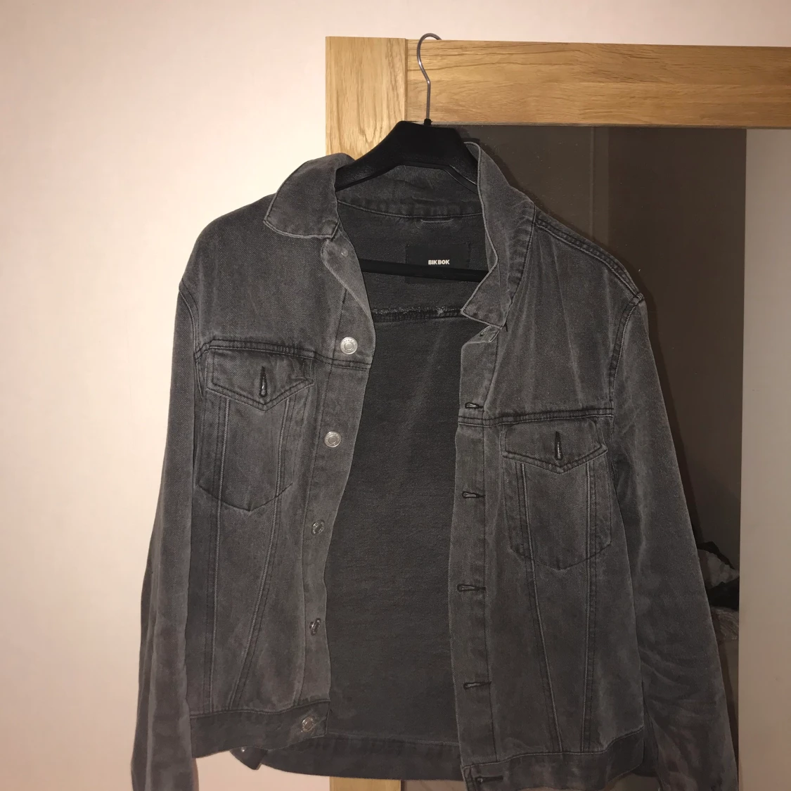 Grå ”uttröttad” jeans jacka ifrån bikbok