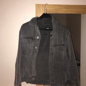 Grå ”uttröttad” jeans jacka ifrån bikbok - En grå jeansjacka ifrån bikbok med stretchigt material, använd en sommar , inga skador