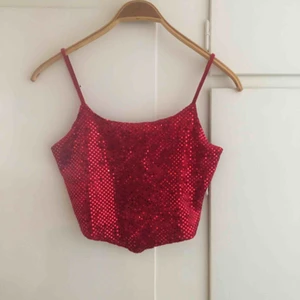  - Så jäkla fint rött litet linne med paljetter! Kort så magen syns lite. Väldigt 90talsdisco 🥳 köpt från beyond retro. 