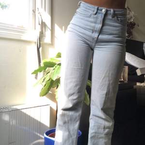 Säljer mina favoritpar av weekday jeans med raka ben, strl 25/30 och passar mig som oftast är xs-s :) super snygga I modell ”row”. ❌ det är väldigt många intresserade av att köpa detta plagg så tänkte ha en budgivning i kommentarerna! 