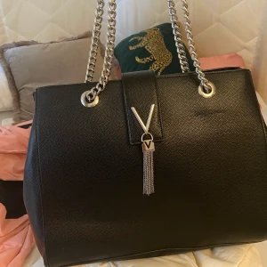 Äkta valentino väska  - En äkta valentino väska som köptes förra sommaren och sälja på grund av att jag inte använder den, använd endast ett fåtal gånger. 
