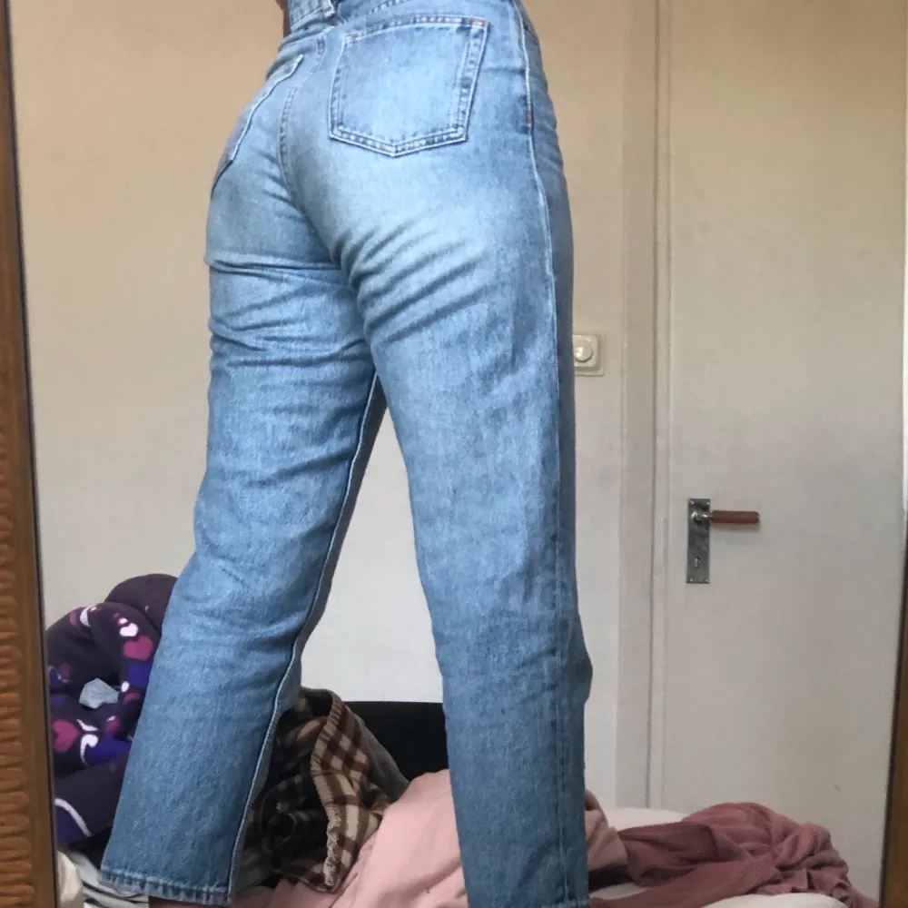 Snygga jeans från monki som tyvärr blivit för små för mig. Ordinarie pris ligger på 400kr. Inga fläckar eller tydliga slitningar.. Jeans & Byxor.