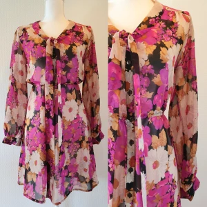 Klänning  - Klänning i storlek s, den är transparent så krävs en underklänning. Stretch i midjan och knappar vid ärmen. Längd 97 cm , omkrets midja 70 cm. (frakt 39 kr)