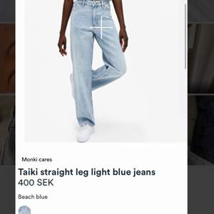 Ljusblåa vida jeans från Monki i väldigt bra skick. Säljer pågrund av att de är för stora och därav är dom endast använda ett fåtal gånger, Ny pris 400 kr och köparen står för frakt 