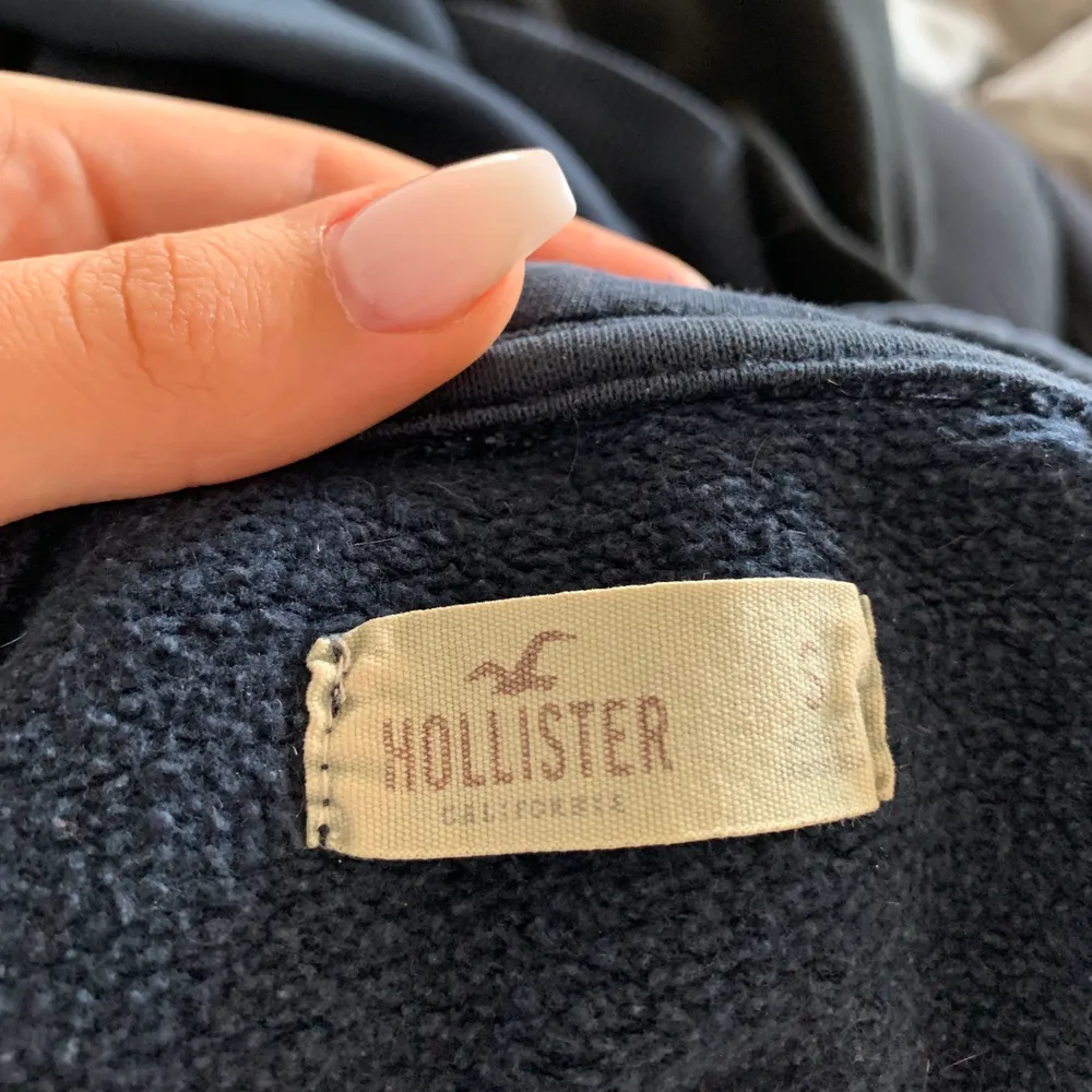 Såå snygg hoodie ifrån Hollister i bra skick, S men passar även M och XS beroende på hur man vill att den ska sitta, köparen står för frakt, säljer mycket mer så kolla in det, bla fler Hoodies💕. Hoodies.