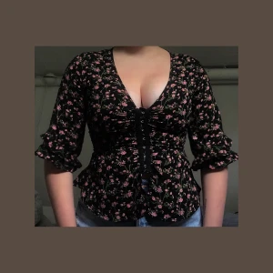 Blommig blus från Bikbok S - Superfin somrig blus från Bikbok. Den är blommig med volang nertill och knäppning fram. Älskar den men har tyvärr blivit för liten för mig. Den är i bra skick 🌼 Jag bjuder på frakten 🥰