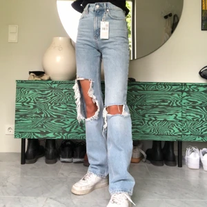 Mango jeans - Säljer ett helt nytt par av mangojeansen, lappen kvar. Jag är 167 och brukar ha W24/W25 i andra jeans. Budgivning i kommenterarna, högsta bud: 960+frakt, höj alltid med minst 20kr. Avslutas måndag ca 21:00. Frakt ligger på 63kr (spårbart). 