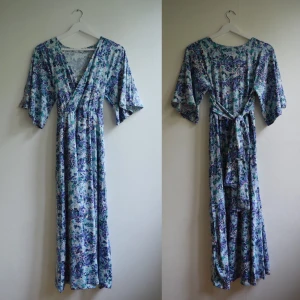 Klänning - En klänning som går ner mitten av vaden. Från ellos men som jag glömde lämna tillbaka. Alsoeg använd men den kom utan prislapp.. Den har ”slits” i ärmarna och har ett band man kan knyta fram eller bak. Passar många storlekar för tyget e ganska elastiskt! 