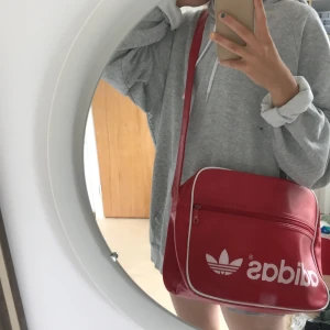 Adidas väska röd - Skitcool adidas väska, finns ej i butik längre. Ganska bra skick!