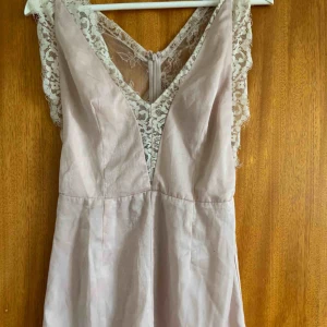  - Fin pyjamas-byxdress. Skulle säga att den är i M. Hör av dig för fler bilder eller frågor!