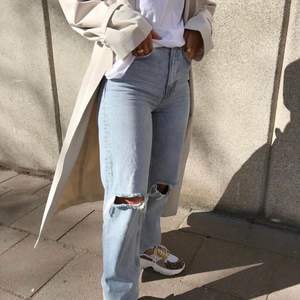 Superpoppis jeans från Gina Tricot i storlek 38! Helt oanvända och alla lappar sitter på :) Bud från 500kr. Inte inkluderat frakt🤗
