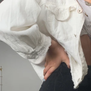 vit jeans jacka  - vit jeans jacka🤍 aldrig använd ❗️ sitter som S/XS 