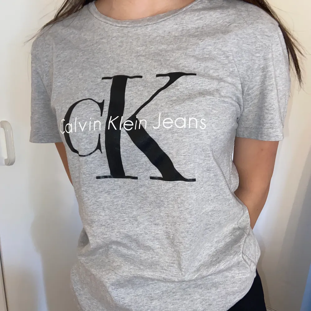 En grå helt oanvänd Calvin Klein t-Shirt i strl L men passar M, frakt inräknat i priset 🥰. T-shirts.