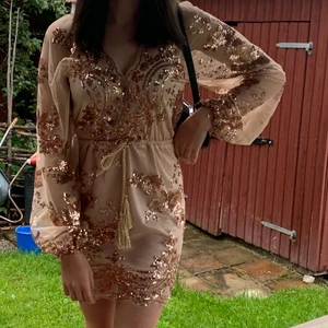 DM Retro klänning  -  paljettklänning från DM Retro i storlek xs, helt oanvänd dock är lapparna borttagna, säljer pga att den inte kommer till användning (går att knyta åt i midjan beroende på hur man vill att den ska sitta). Nypris 899kr 