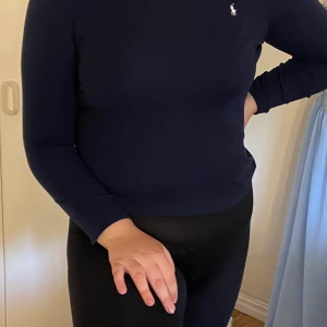 Ralph lauren tröja - Ralph lauren tröja som är marinblå och är i strl Xl från barnavdelningen, köpt för 450. Frakt inräknat i priset 