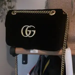 Säljer en Gucci väska i fint skick modellen heter marmont black velvet inga fläckar eller defekt. Är en A+++