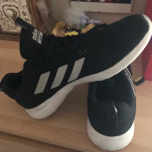 Adidas skor - Säljer adidas skor i stl 35. De är enbart använda inomhus på gymnastiklektionerna under våren men är försmå för min dotter. 150kr. Jätte fint skick.