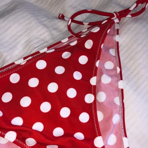 ❤️🤍BIKINITROSOR❤️🤍 - Såå söta bikinitrosor!! Endast provade. Märka storlek L men tyvärr för små för mig som är M/L så skulle säga att de passar bättre på XS/S. Knyts i sidorna så passform kan anpassas, de är supersnygga att knyta högt vid höfterna! Köparen står för frakten❤️🤍
