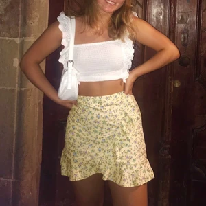 Superfin kjol! - En väldigt fin kjol från NLY one i strl small!(passar även XS-M) 🥰 Endast använd en gång, väldigt fint skick! Bud är det som gäller då fler är intresserade. Just nu är budet på 190kr + frakt (44kr) 🥰 Kan även mötas upp! Budgivning avslutas på fredag!❤️