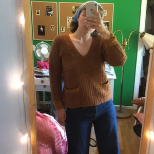 Stickad kofta och strl S - Sjukt ullig och mysig kofta i ockra-färg från Noa Noa. Har små gulliga fickor på framsidan och ganska djup urringning 🌻 Strl S men passar definitivt M också :) Kan mötas upp i Sthlm eller leverera