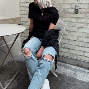 Slitna jeans ifrån Zara - Slitna jeans ifrån Zara, inköpta i april i år, sparsamt använda. 300kr exlisive frakt🌸