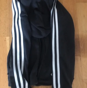 Adidas tjocktröja  - Jättefin adidastjocktröja jag har använt ett par gånger, dock är den för liten för mig men i perfekt skick!!💓