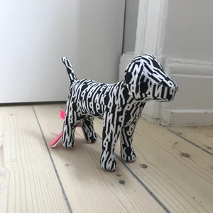 Victoria’s Secret Pink hund - Inredningsdetalj: liten hund från Victoria’s secret PINK. 