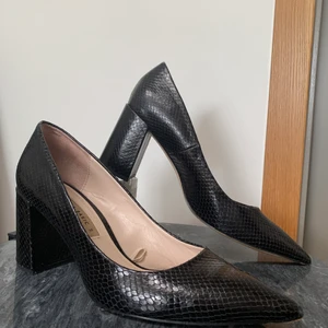 Zara skor! Nypris 600kr - Säljer ett par härliga klackskor som bara använts en gång då de var lite för små i storleken. Snyggt mönster som är ett måste för en statement look! Frakt ingår ✨