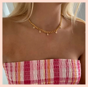 Stjärnhalsband - Vääärldens finaste halsband med två olika sidor : både guldiga och färgade! Finns i flera olika färger 💕 Frakten är gratis! Skicka ett meddelande för beställning💜