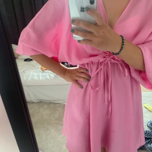 Rosa klänning Zara - En rosa klänning att klä upp och ner från zara! Använd ett fåtal gånger men säljer nu i bra skick! Pris kan förhandlas!