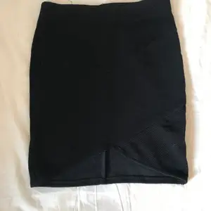 En väldigt tajt liten kjol. Använd ett antal gånger vid fester i liknande. 
