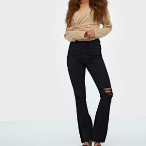 säljer dessa jeans från Gina Tricot ”Natasha Goes Destroy Jeans”. dom är helt oanvända & prislappen sitter kvar, köpta för 399 kr. kan antingen mötas i sthlm eller posta mot frakt 🦋