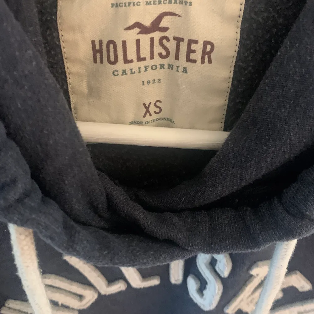 En jättefin och mysig hoodie ifrån Hollister i storlek Xs, med håll nere vid händerna, som är tillför tummarna. Använd ett fåtal gånger. Köptes för 500/600kr.. Hoodies.
