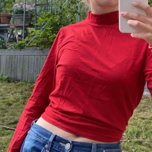 Monki Röd polotröja   - Jättefin röd polotröja från monki som tyvärr inte används längre. Knuten i ryggen på första bilden. Fraktkostnad tillkommer och betalas av köparen.