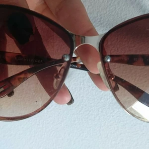 Tommy Hilfiger Solglasögon - Fint skick använda ett fåtal gånger... kan finnas någon liten ytligt repa om man kollar noga. Ramen är I guld och sköldpaddsmönstrad med brunt glas. M/L i storlek. Köpta i London. Finare I verklighet än på bild!  Kan tänka mig byta mot andra märkesgrejer.