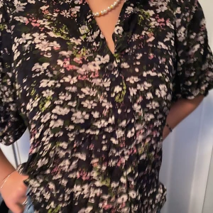 Blus - En jättefin blus för 199kr i storlek M 