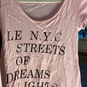 T-shirt från Gina Tricot i strl XS - Fin T-shirt från Gina Tricot i strl XS. Frakt tillkommer vid köp. 💞