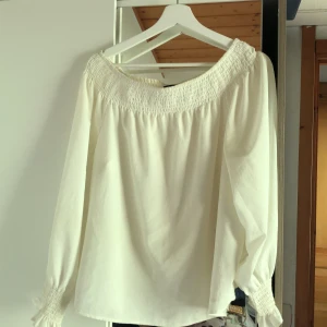 Vit blus Gina Tricot - Storlek 40, knappt använd