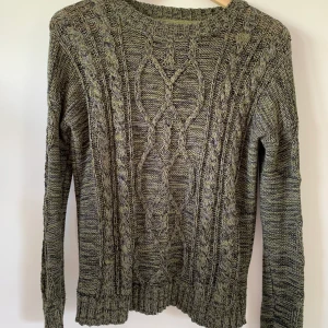 Grön stickad tröja i storlek S - Köpt på lager 157 och är i bra skick!