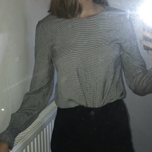 Blus - En oanvänd blus med mönster. Säljer pga att den inte kommit till användning. Storlek xs. Köparen står för frakten (29kr)💗
