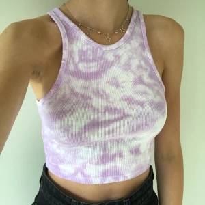 Tie dye färgat linne 4 :) - Ett supersnyggt tie-dye färgat linne i en croppad modell. Har aldrig använt så det är nyskick. Frakt tillkommer på 22kr. Eftersom dessa linnen är väldigt populära och många vill köpa är det viktigt att man kan swisha direkt! :) 