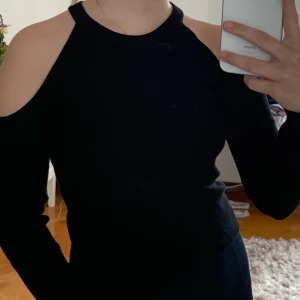 Tröja i storlek XS - Tröjan kommer ifrån H&M. Nypriset var c.a 200 kr och säljer nu för 80 kr. Använd ett fåtal gånger. Kan mötas upp eller skicka.