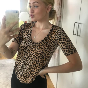 Leopard t-shirt! - En i princip oanvänd t-shirt från Gina tricot. Leoprint! Frakt tillkommer 🤩