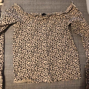  - Oanvänd Off shoulder topp